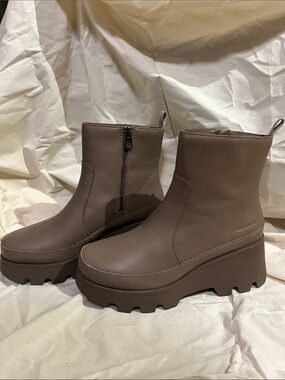 NEVER WORN Cougar Villa Chunky Platform Ankle Boots in Brown